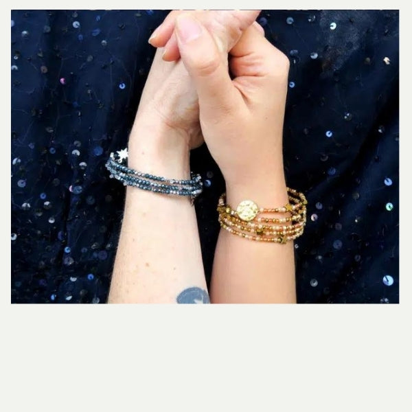 Bracelet mémoire de forme avec cristaux bleus clairs Bracelet mémoire de forme avec cristaux bleus clairs