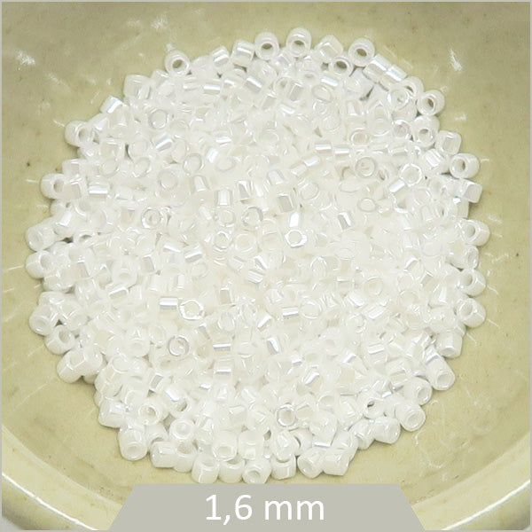 5g de perles Miyuki Delica 11/0, DB0201 blanches