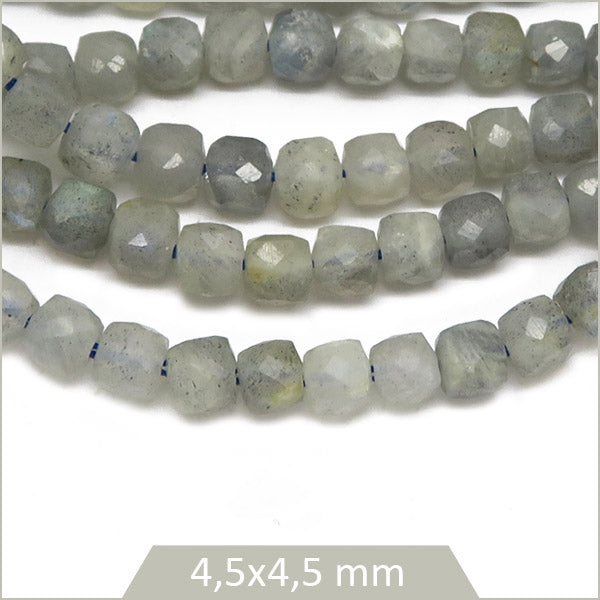 Env. 90 perles carrées facettées en Labradorite, 4x4mm env.