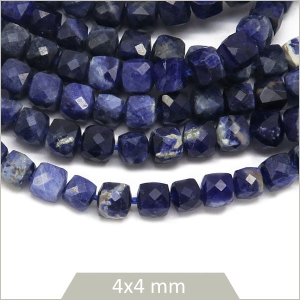 Env. 90 perles cubes facettées en Sodalite, 4x4mm env.