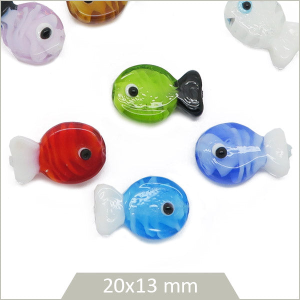 4 perles de verre poisson, mix de couleurs aléatoire