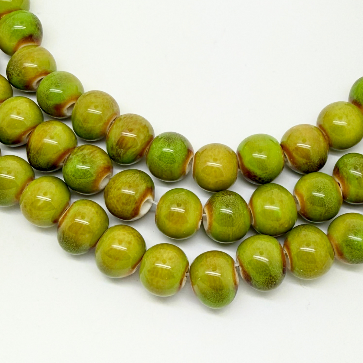 Env. 35 perles rondes céramique vert lemon 10mm