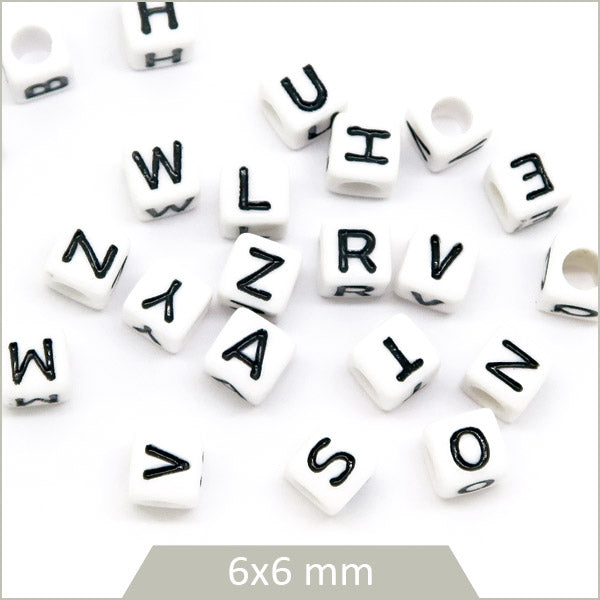Env. 160 perles cubes alphabet blanches et noires