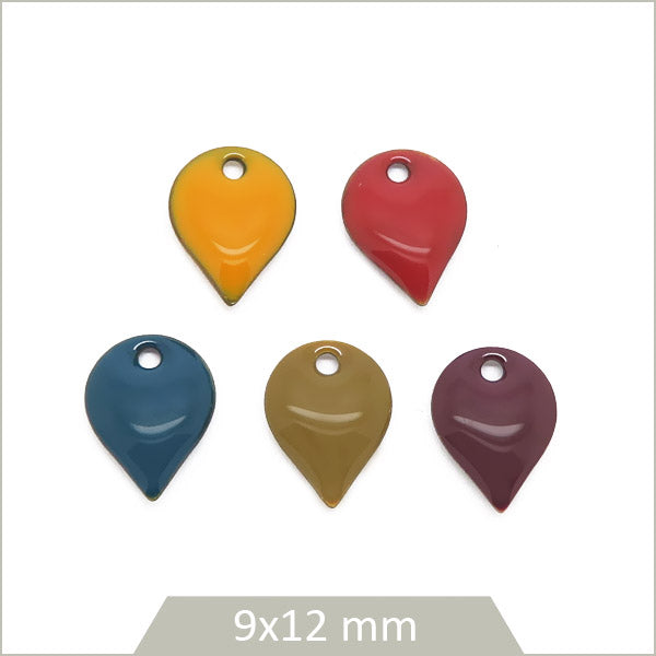 Sequins en mélange effet émaillé goutte inversée de couleur naturelle, parfaits pour créations de bijoux et décoration.