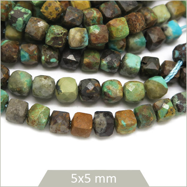 Env. 90 perles cubes facettées en Turquoise Africaine, 5x5mm env.