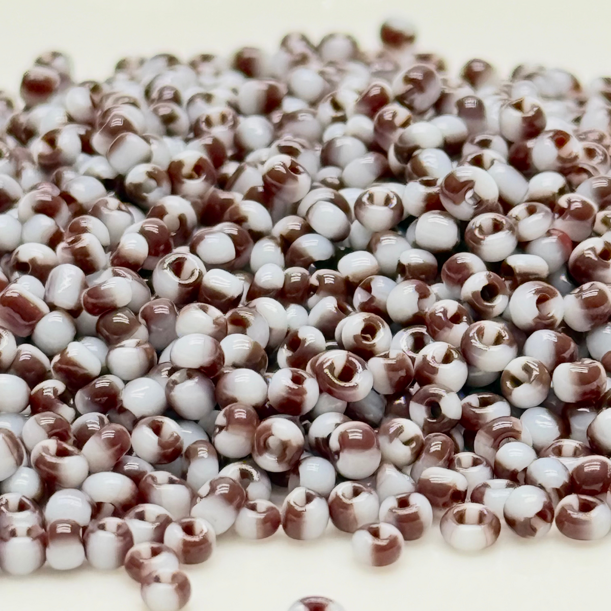 40 g de perles rocailles rayées blanc/marron 2mm