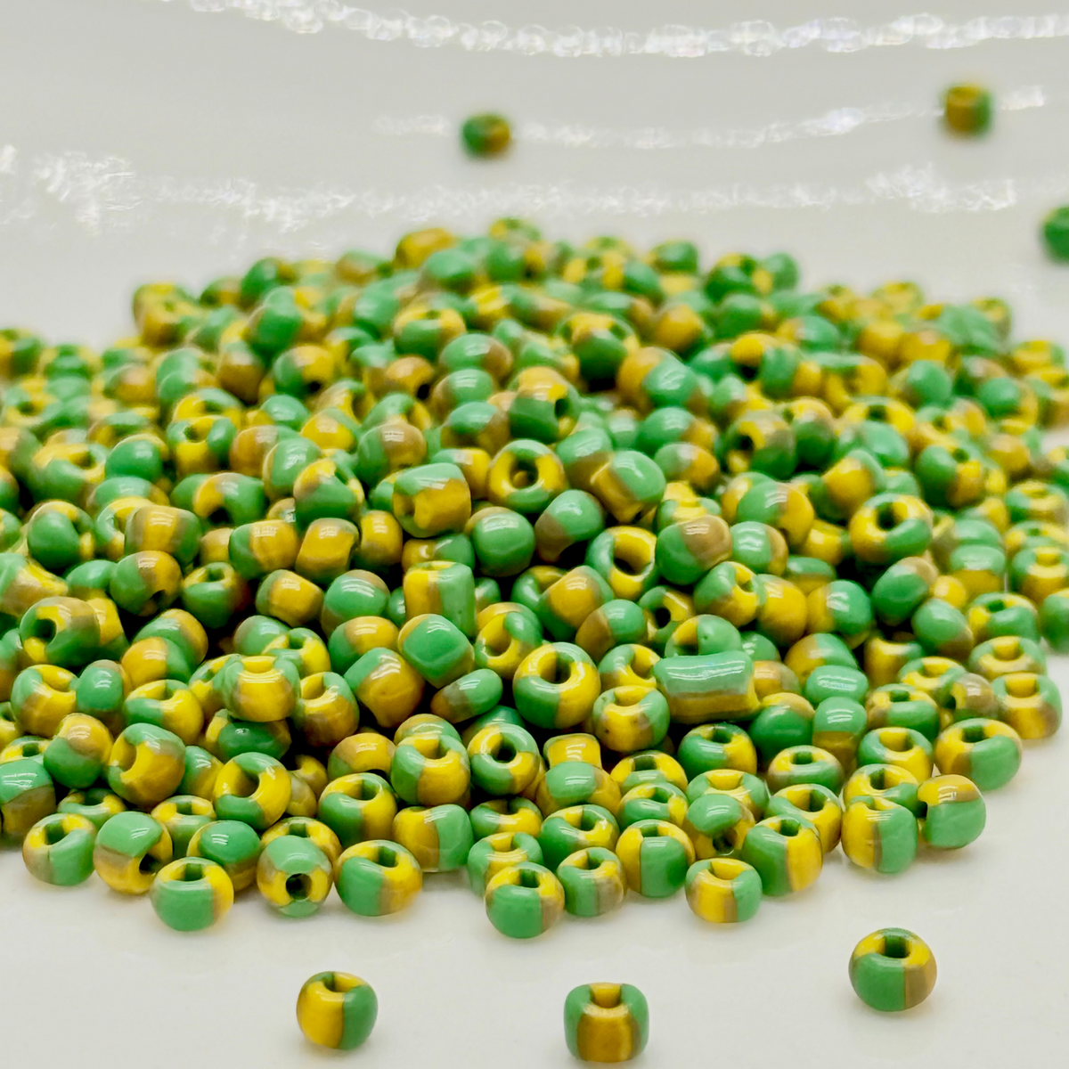 40 g de perles rocailles rayées jaune/vert 3 mm