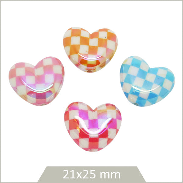 4 perles coeur en acrylique motif échiquier coloré