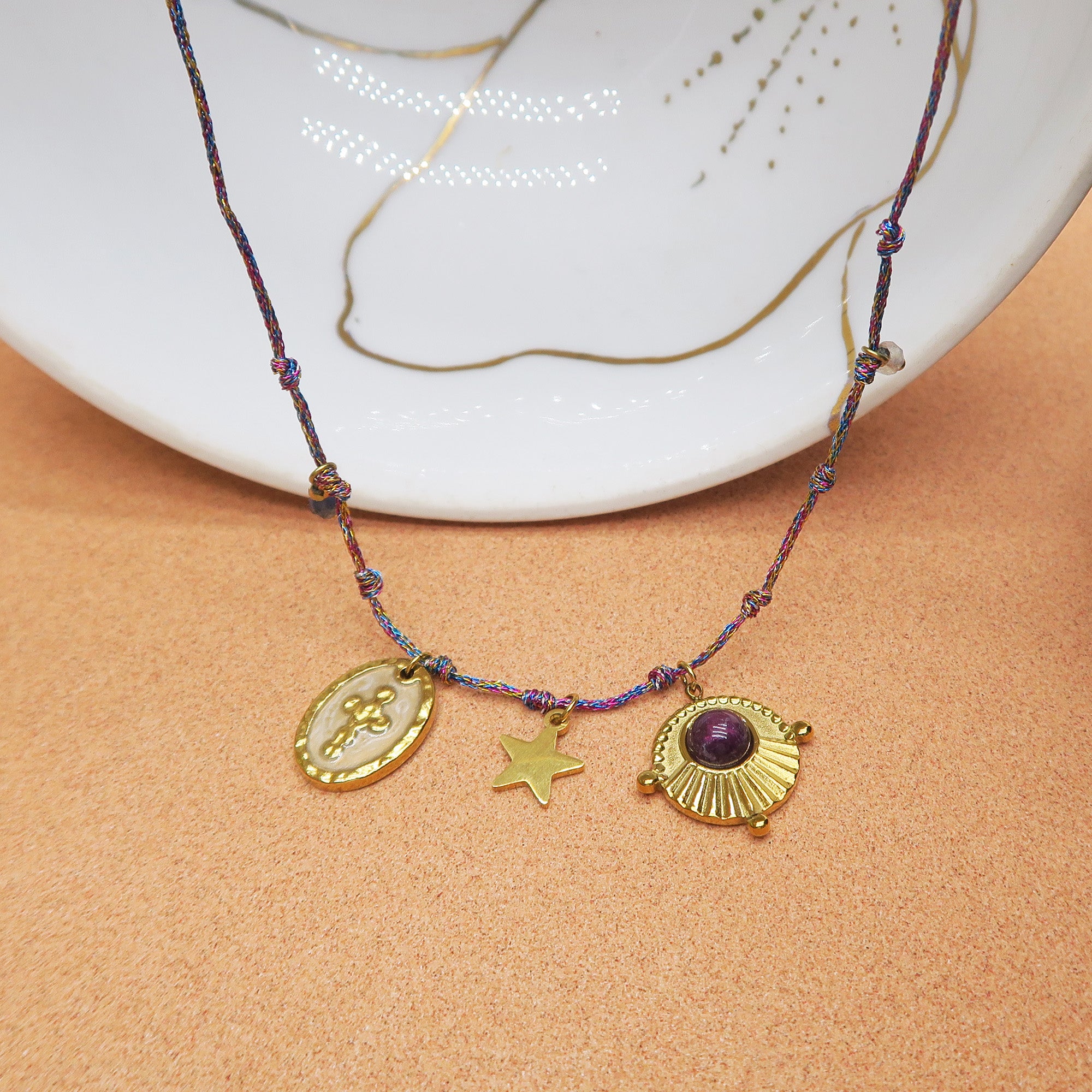 2 breloques ovales gris taupe motif croix en acier inoxydable doré