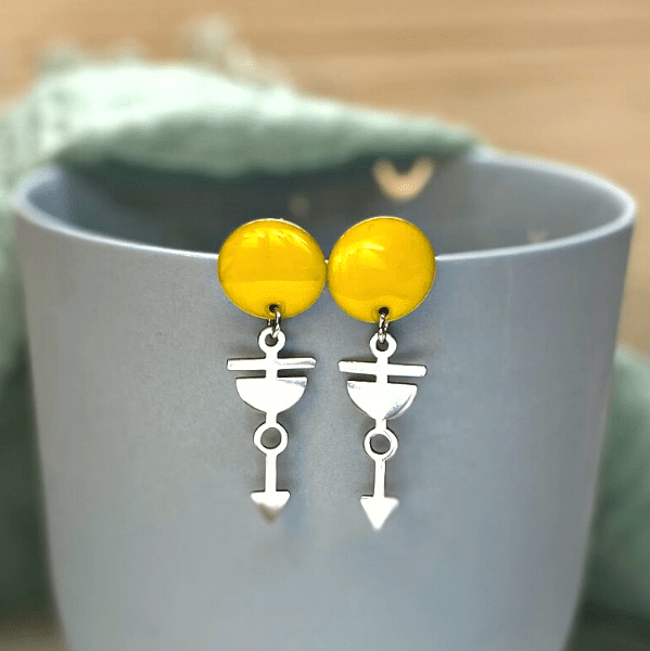 DIY boucles d'oreilles argentées et sequin jaune