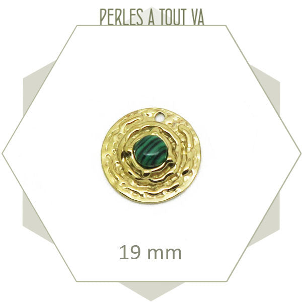 1 breloque martelée en acier doré et cabochon en malachite