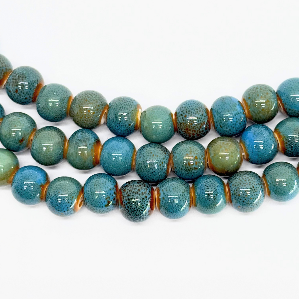 Env. 35 perles rondes céramique bleu pétrole 10mm