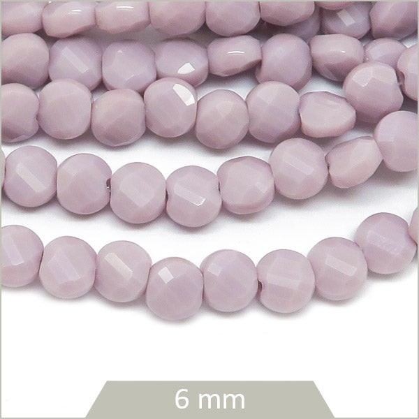 Env. 95 perles de verre rondes plates à facettes mauve
