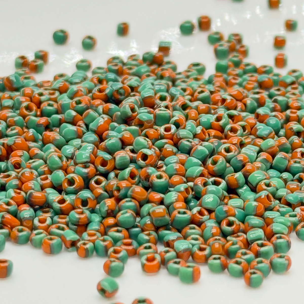 40 g de perles rocailles rayées orange/vert 2 mm
