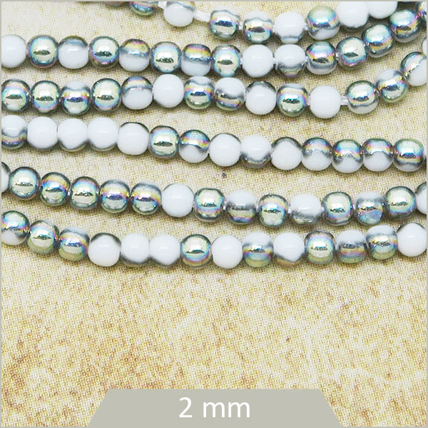 Env. 180 perles de verre rondes mix blanc et argenté, 2 mm