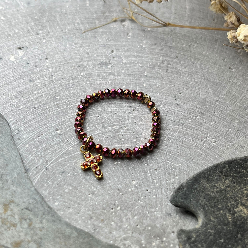 2 petites breloques croix en acier doré et strass verre effet rubis