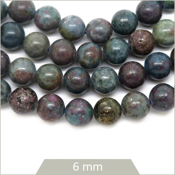 Env. 60 perles en Rubis Saphir rare, 6 mm