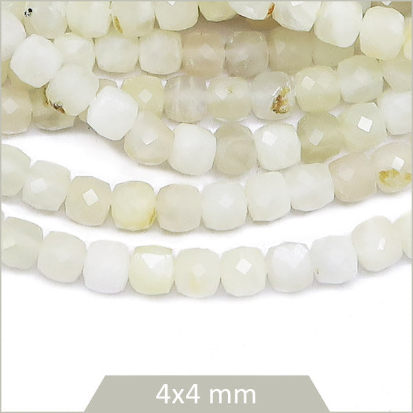 Env. 90 perles cubes facettées en Pierre de Lune, 4x4 mm env.