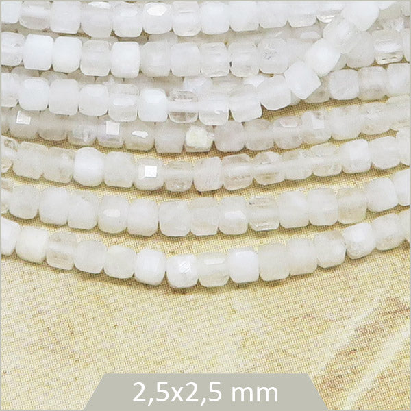 Env. 160 perles cubes facettées en Pierre de Lune, 2,5x2,5 mm