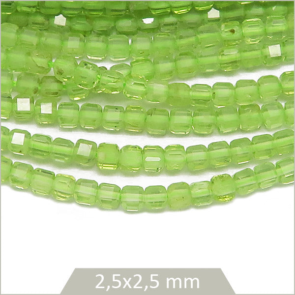 Env. 160 perles cubes facettées en Péridot, 2,5x2,5 mm