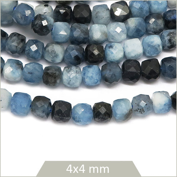 Env. 90 perles cubes facettées en Aigue-Marine sombre, 4x4mm env.